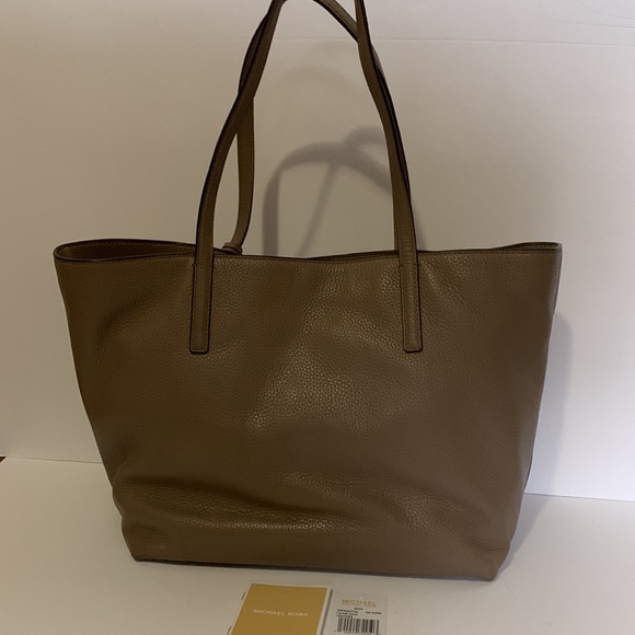 Michael Michael Kors Izzy LG EW Tote Leather in Dune - Picture 2 of 9